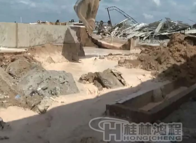 廉江政府鐵腕整治拆除一高嶺土廠，連設(shè)備都砸碎！