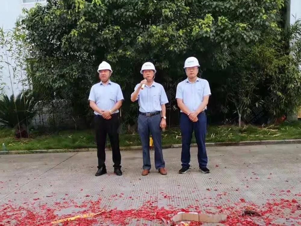 桂林鴻程董事長(zhǎng)容平勛發(fā)表致辭桂林鴻程機(jī)電設(shè)備有限公司廠區(qū)2#生產(chǎn)廠房開工大吉！