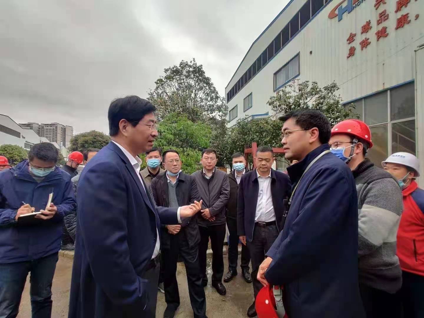 桂林市委書記周家斌書記，鐘洪常務(wù)副市長等市委市政府，區(qū)委區(qū)政府領(lǐng)導(dǎo)一行開年第一站來到廣西桂林鴻程機械廠指導(dǎo)慰問